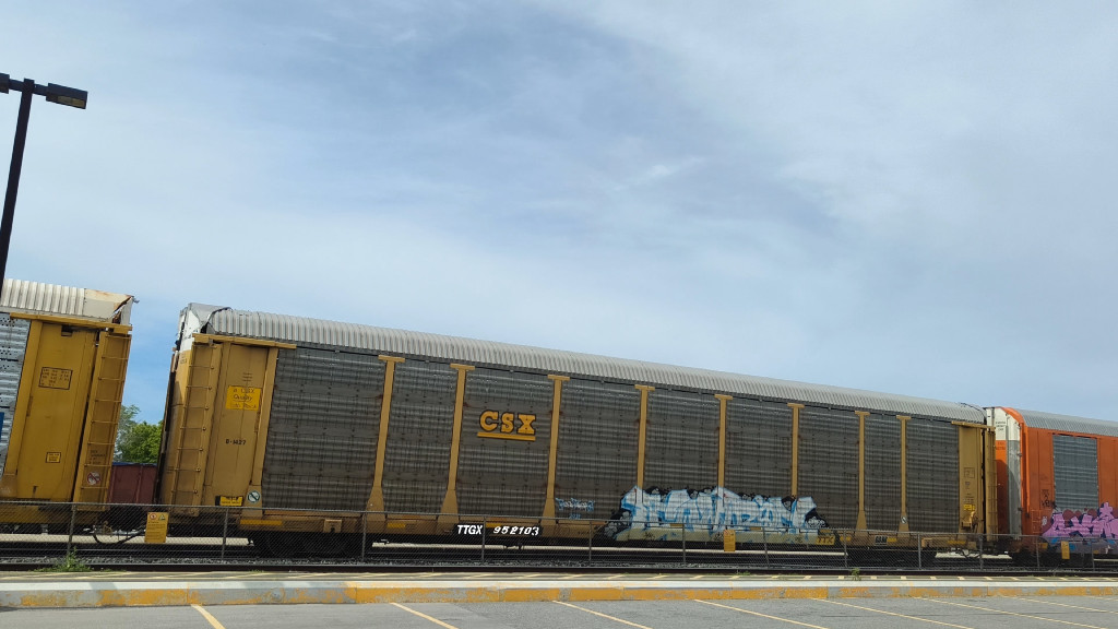 CSX B1427 (Body) TTGX 952103 (Flat)